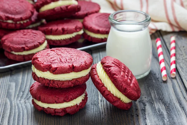 Biscuits sandwich velours rouge au fromage à la crème — Photo