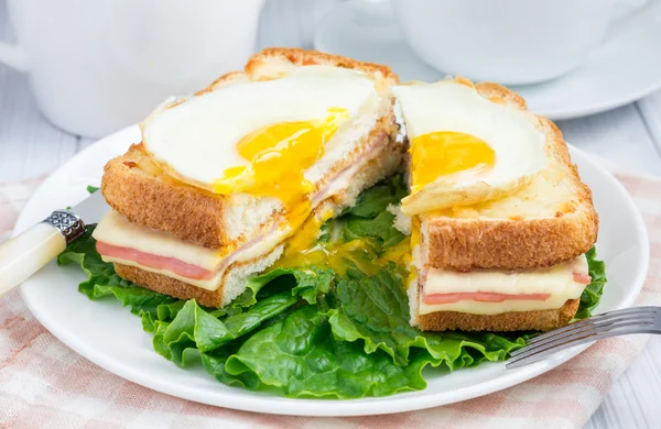 Franceză prăjită sandwich Croque madame, tăiat — Fotografie, imagine de stoc