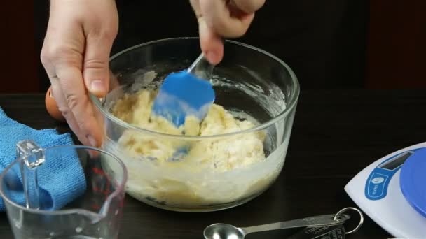 Woman stir dough for muffins with spatula — Stock Video