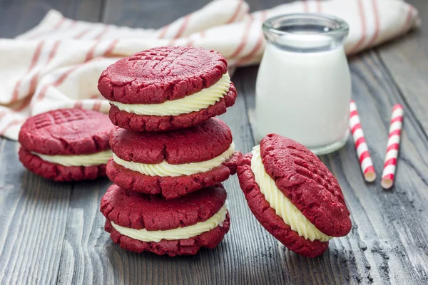 Red velvet sandwich cookies with milk — Stock Photo, Image
