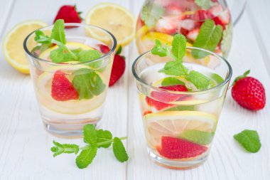 Beyaz ahşap masa çilek nane ev yapımı limonata