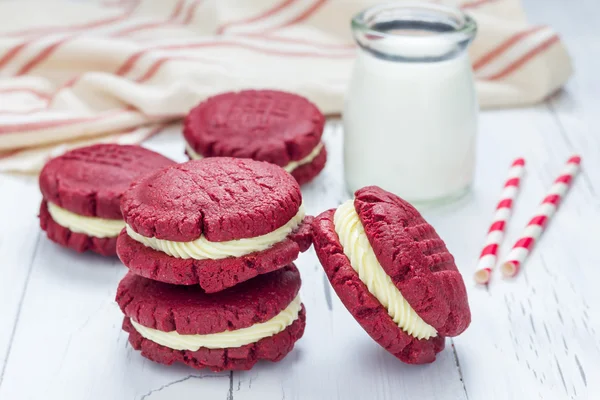 Vörös Bársony szendvics cookie-kat a krém töltelék — Stock Fotó