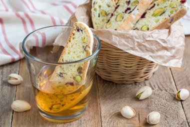 Vin santo şarap ile kızılcık ve fıstıklı bisküvi