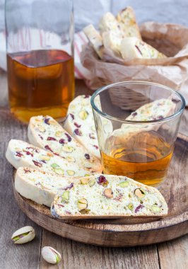 Vin santo şarap ile kızılcık ve fıstıklı bisküvi