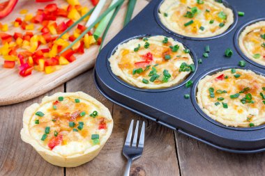 Tavuk ve dolmalık biber ile Mini kiş