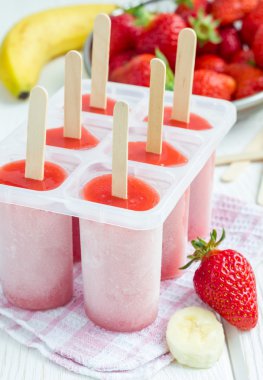 Çilek ve muz, dikey ile ev yapımı popsicles