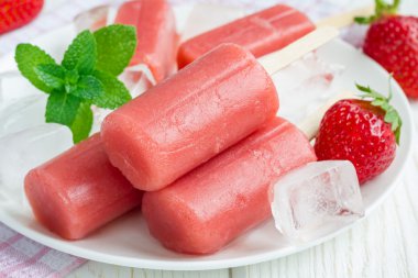 Beyaz tabakta ev yapımı nane şekeri.