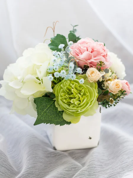 Барвиста прикраса штучної квітки в емальованій вазі — стокове фото