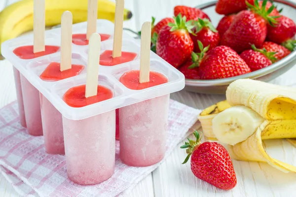 Çilek ve muz ile ev yapımı popsicles