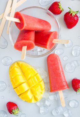 Ev yapımı çilekli-mango çubuklu dondurmayı Üstten Görünüm