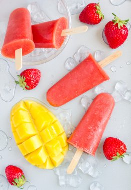 Ev yapımı çilekli-mango çubuklu dondurmayı Üstten Görünüm