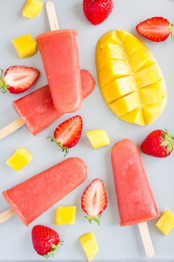 Ev yapımı çilekli-mango çubuklu dondurmayı Üstten Görünüm