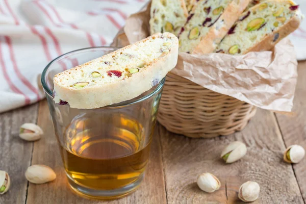 Biscotti μούρων και φιστίκι Αιγίνης με vin santo κρασί — Φωτογραφία Αρχείου