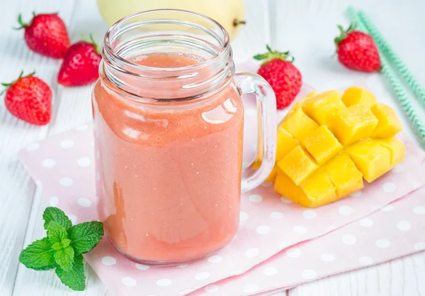 Hälsosam smoothie med jordgubbar, mango och banan i glasburk — Stockfoto