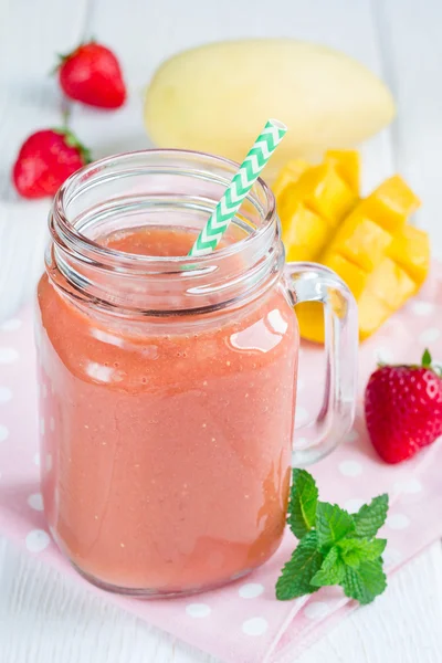 Hälsosam smoothie med jordgubbar, mango och banan i glasburk — Stockfoto