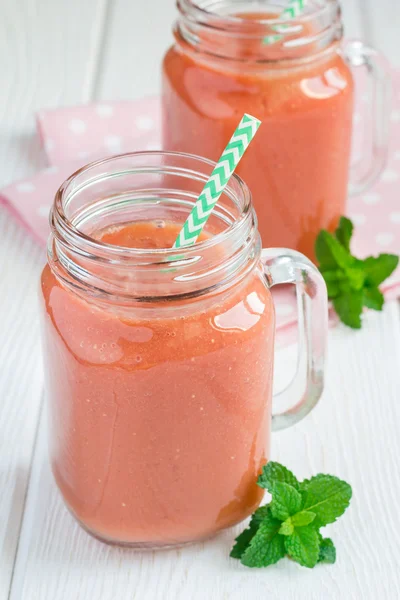 Υγιεινό smoothie με φράουλα, μάνγκο, μπανάνα σε γυάλινα βάζα — Φωτογραφία Αρχείου