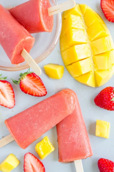 Homemade strawberry-mango popsicles top view — Stock Photo, Image