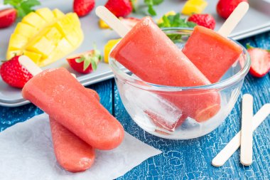 Ev yapımı çilekli-mango popsicles
