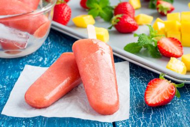 Ev yapımı çilekli-mango popsicles