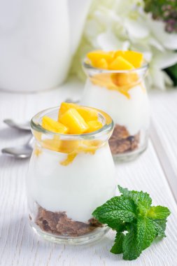 Kahvaltı tatlı kepek gevreği, sade yoğurt ve mango ile