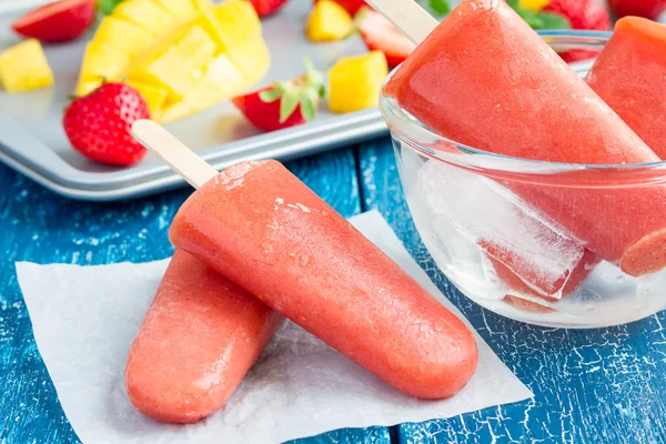 Ev yapımı çilekli-mango popsicles