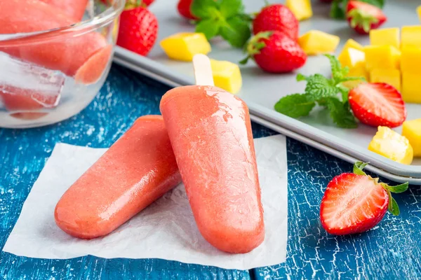 Homemade strawberry-mango popsicles — Stock Photo, Image