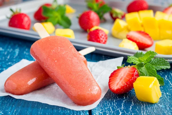 W domu popsicles truskawka mango na podłoże drewniane — Zdjęcie stockowe