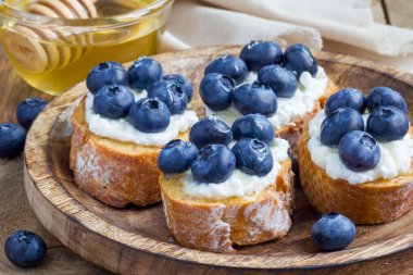Crostini ricotta peyniri, yaban mersini ve ballı
