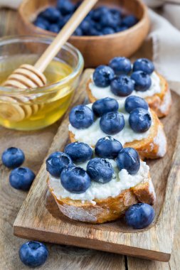 Crostini ricotta peyniri, yaban mersini ve ballı