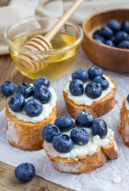 Crostini ricotta peyniri, yaban mersini ve ballı