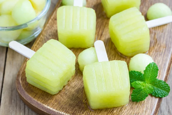 Paletas de melón caseras sobre un fondo de madera — Foto de Stock