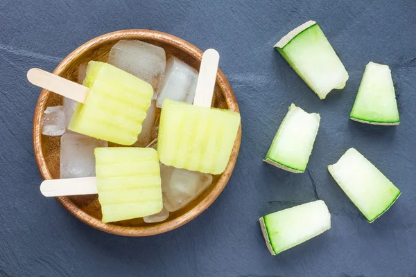 Popsicles de melon maison sur ardoise grise, vue de dessus — Photo