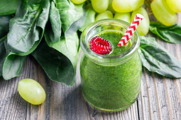 Smoothie verde saludable con espinacas, uva y plátano —  Fotos de Stock