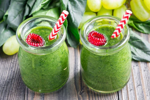 Smoothie verde saludable con espinacas, uva y plátano —  Fotos de Stock