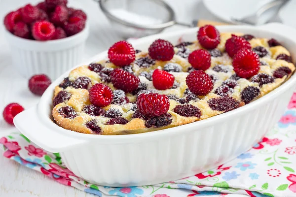 Homemade casserole with cottage cheese, semolina and raspberries, horizontal — Stock Photo, Image