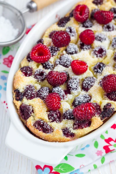 Homemade casserole with cottage cheese, semolina and raspberries, vertical — Stock Photo, Image