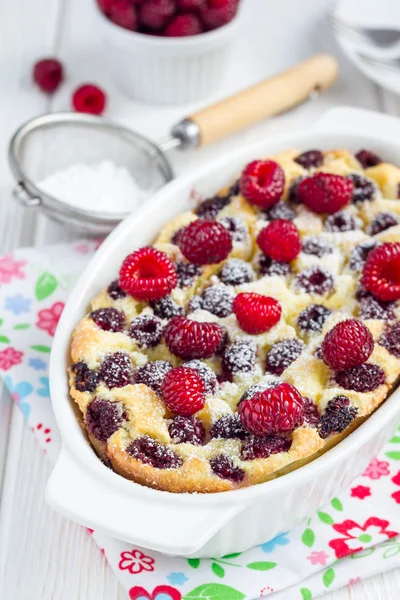 Homemade casserole with cottage cheese, semolina and raspberries, vertical — Stock Photo, Image