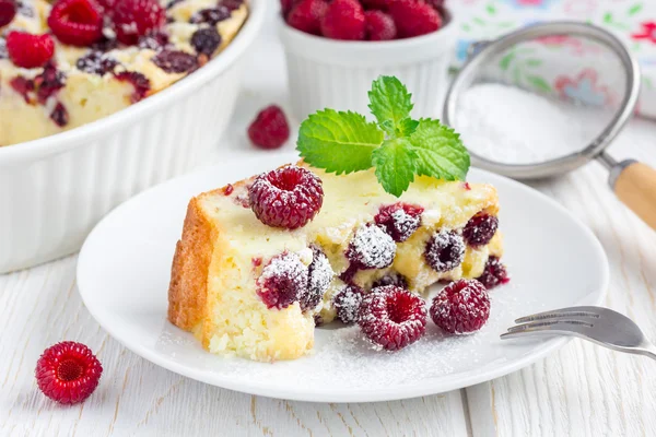 Hausgemachte Kasserolle mit Quark, Grieß und Himbeeren, horizontal — Stockfoto