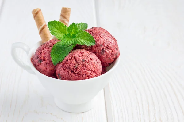 Frambuesa casera, yogur, bolas de helado de chispas de chocolate, espacio para copiar — Foto de Stock