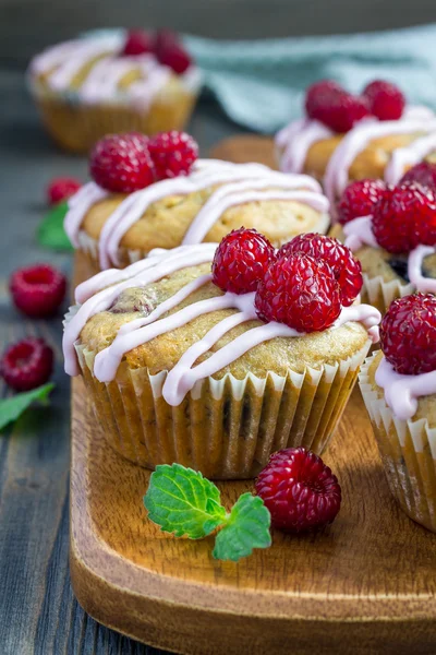 Bananenbrotmuffins mit Himbeeren, Kirschen und weißer Schokolade — Stockfoto