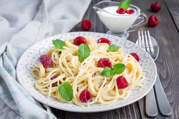 Spaghetti with sour cream, honey and raspberries, vegetarian, orizontal — Stock Photo, Image