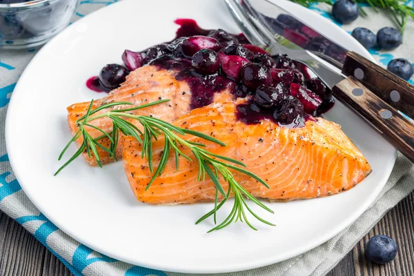 Baked salmon fillet with blueberry and rosmarin sauce, horizontal — Stock Photo, Image