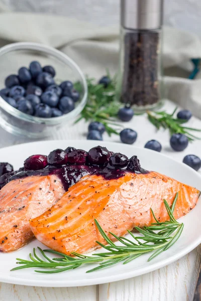 Filete de salmón al horno con salsa de rosmarin de arándanos en plato blanco — Foto de Stock