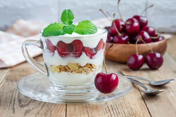 Десерт из вишни, мюсли и йогурта из стекла, веррина, горизонтального — стоковое фото
