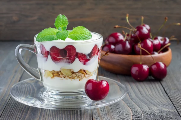 Cherry, muesli and yogurt dessert in glass, cherry verrine — Stock Photo, Image