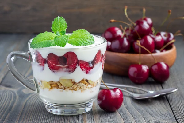 Десерт из вишни, мюсли и йогурта в стакане, вишневый веррин — стоковое фото