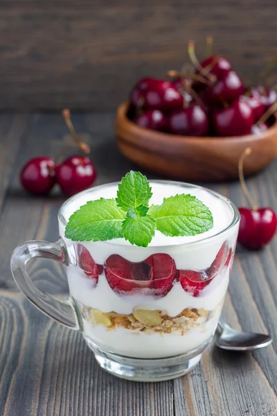 Десерт из вишни, мюсли и йогурта в стеклянной чашке, вишневый веррин — стоковое фото
