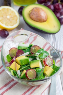 Avokado, üzüm, rucola, soğan, cam kase vejetaryen salatası