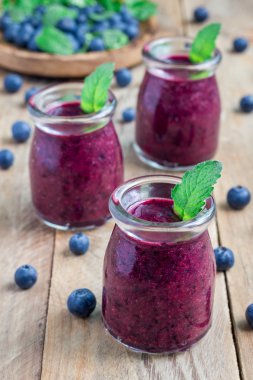 Yaban mersini, Erik, nane ve fesleğen ile sağlıklı güler yüzlü