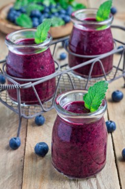 Yaban mersini, Erik, nane ve fesleğen ile sağlıklı güler yüzlü